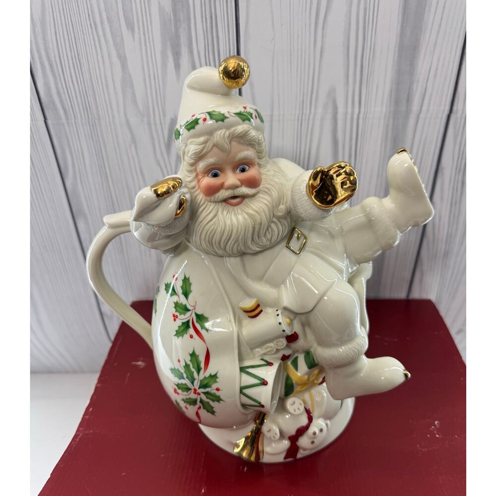 Vintage Holiday Santa Collection Holly teapot by Lenox 10 x 10 Original Box